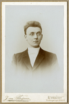 105665 Portret van dr. B. van Meer, geboren 1866, Hervormd predikant te Utrecht (1894-1904), overleden 19?. Borstbeeld ...